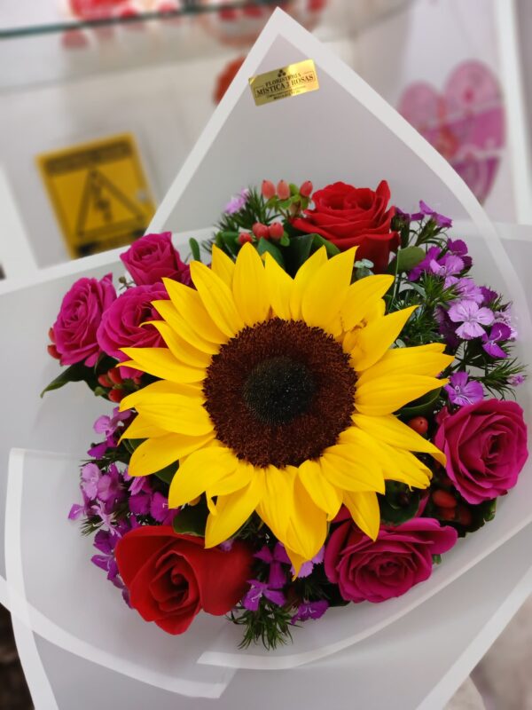 BOUQUET DE UN GIRASOL RODEADO DE ROSAS BEBES