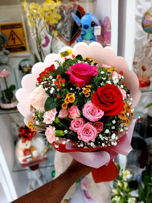 BOUQUET CON ROSAS Y FLORES DE VARIAS ESPECIES