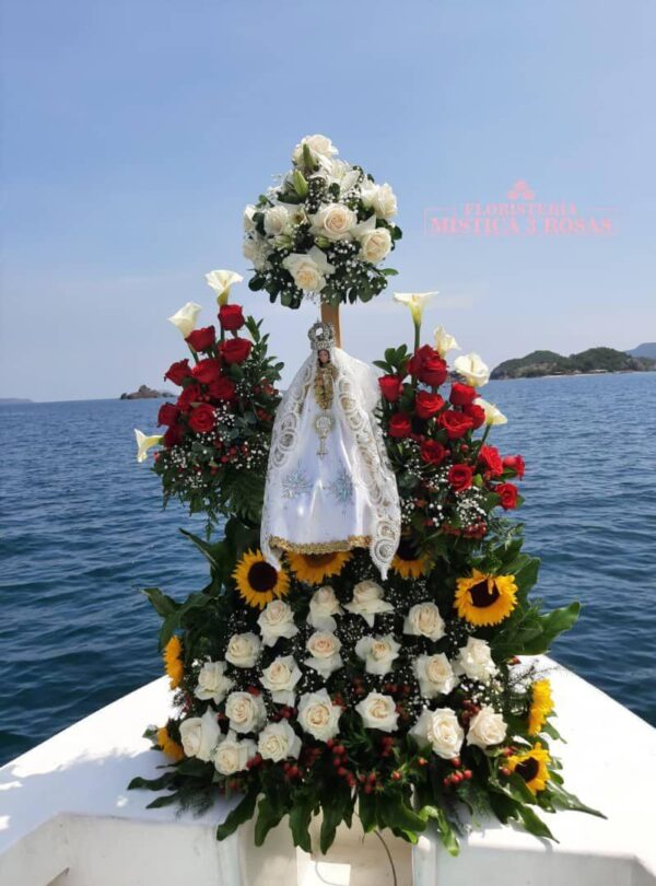 CORONA Y ARREGLO CONMEMORATIVA EN HELECHOS Y FLORES VARIAS - Imagen 3