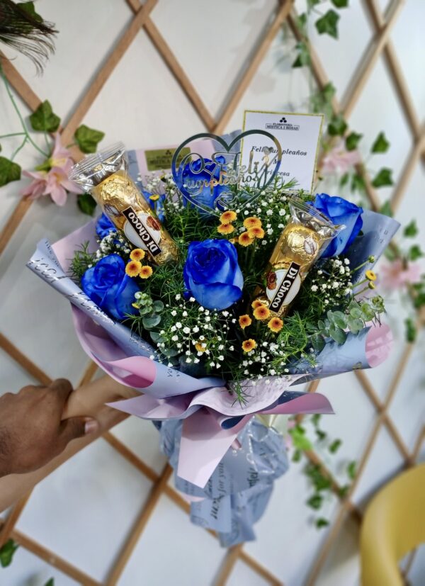 BOUQUET DE ROSAS AZULES CON BOMBONES