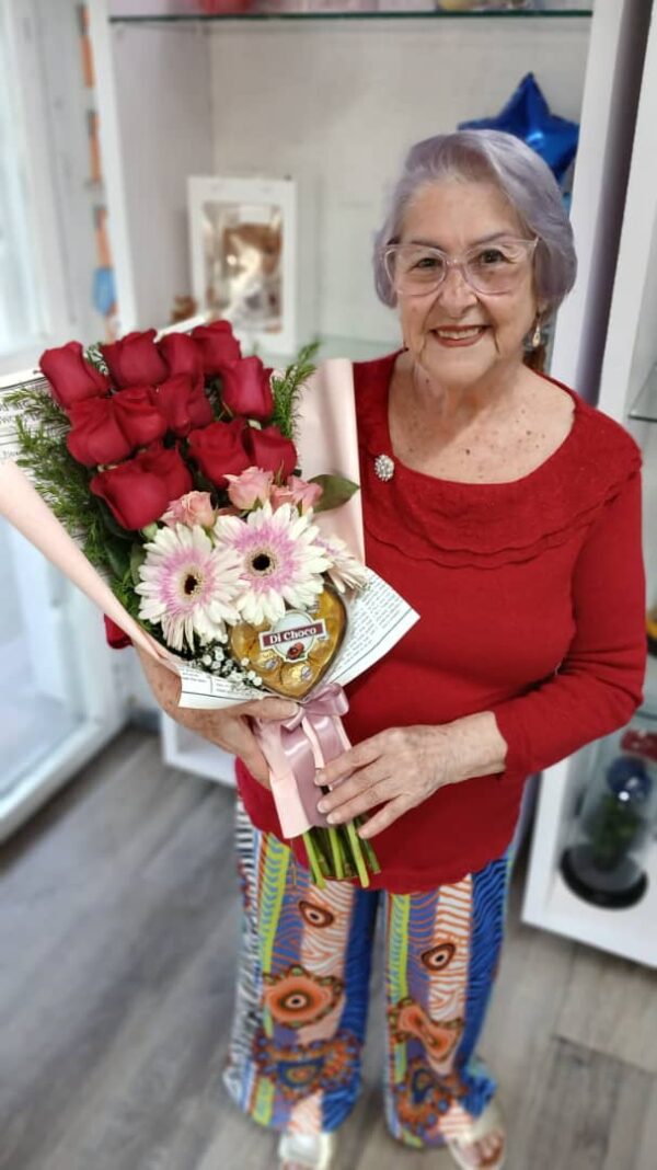 BOUQUET DE ROSAS CON ROSAS BEBE ,GERBERAS Y CAJA DE CHOCOLATE - Imagen 2