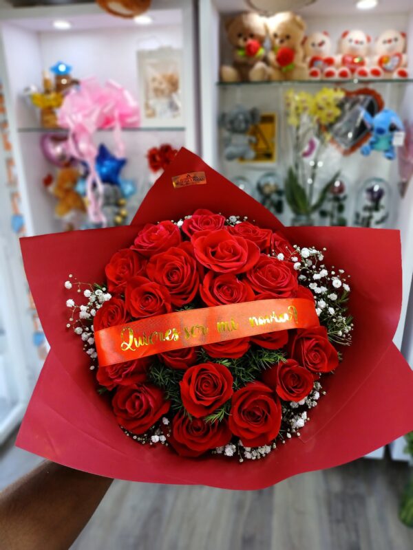 BOUQUET DE ROSAS CON BANDA PERSONALIZADA