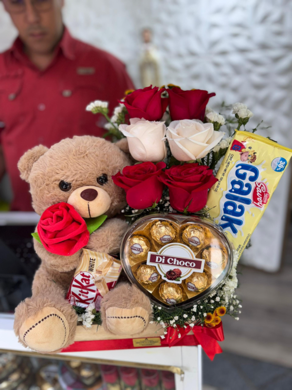 ARREGLO DE ROSAS Y UN PELUCHE CON CHOCOLATE