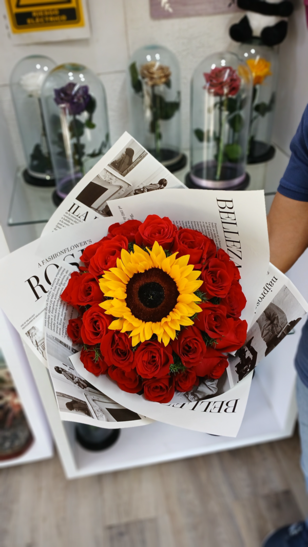 BOUQUET DE UN GIRASOL RODEADO DE ROSAS BEBES - Imagen 2