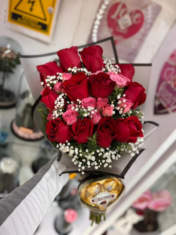 BOUQUET DE ROSAS CON ROSAS BEBE ,GERBERAS Y CAJA DE CHOCOLATE - Imagen 3