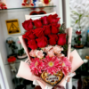 BOUQUET DE ROSAS CON ROSAS BEBE ,GERBERAS Y CAJA DE CHOCOLATE