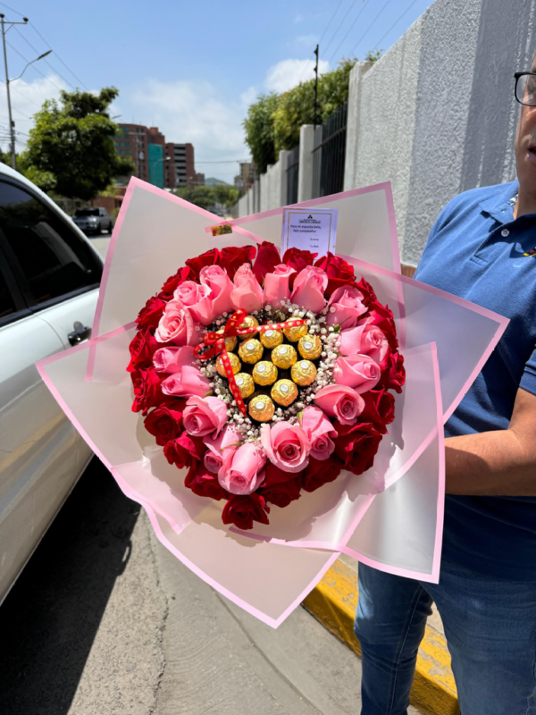 BOUQUET DE ROSAS EN CORAZON CON BOMBONES - Imagen 2