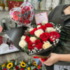 BOUQUET FLORAL DE ROSAS CON GLOBO DE 10"