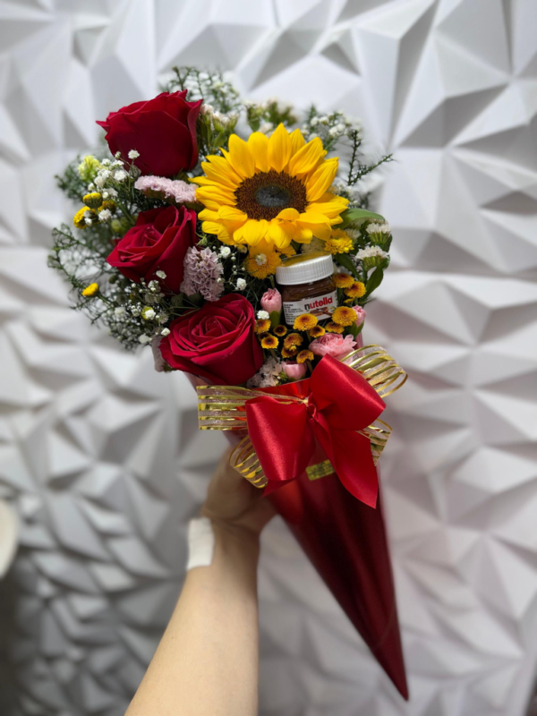 CONO FLORAL DE ROSAS Y GIRASOL + CHOCOLATE