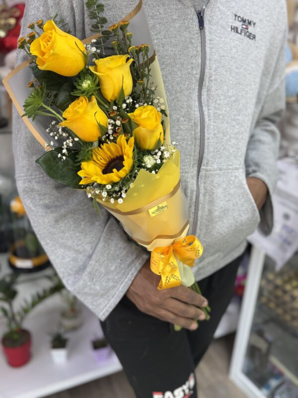 ARREGLO FLORAL CASUAL CON DIFERENTES TIPOS DE FLORES - Imagen 3