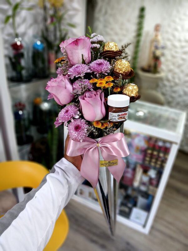 CONO FLORAL DE ROSAS Y GIRASOL + CHOCOLATE - Imagen 2